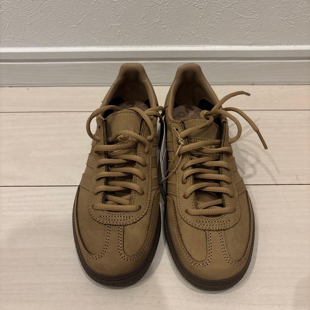 adidas ベージュ スニーカー