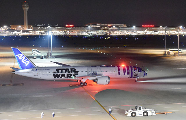 初便は夜の羽田から 写真特集・ANAのR2-D2ジェット就航（後編）