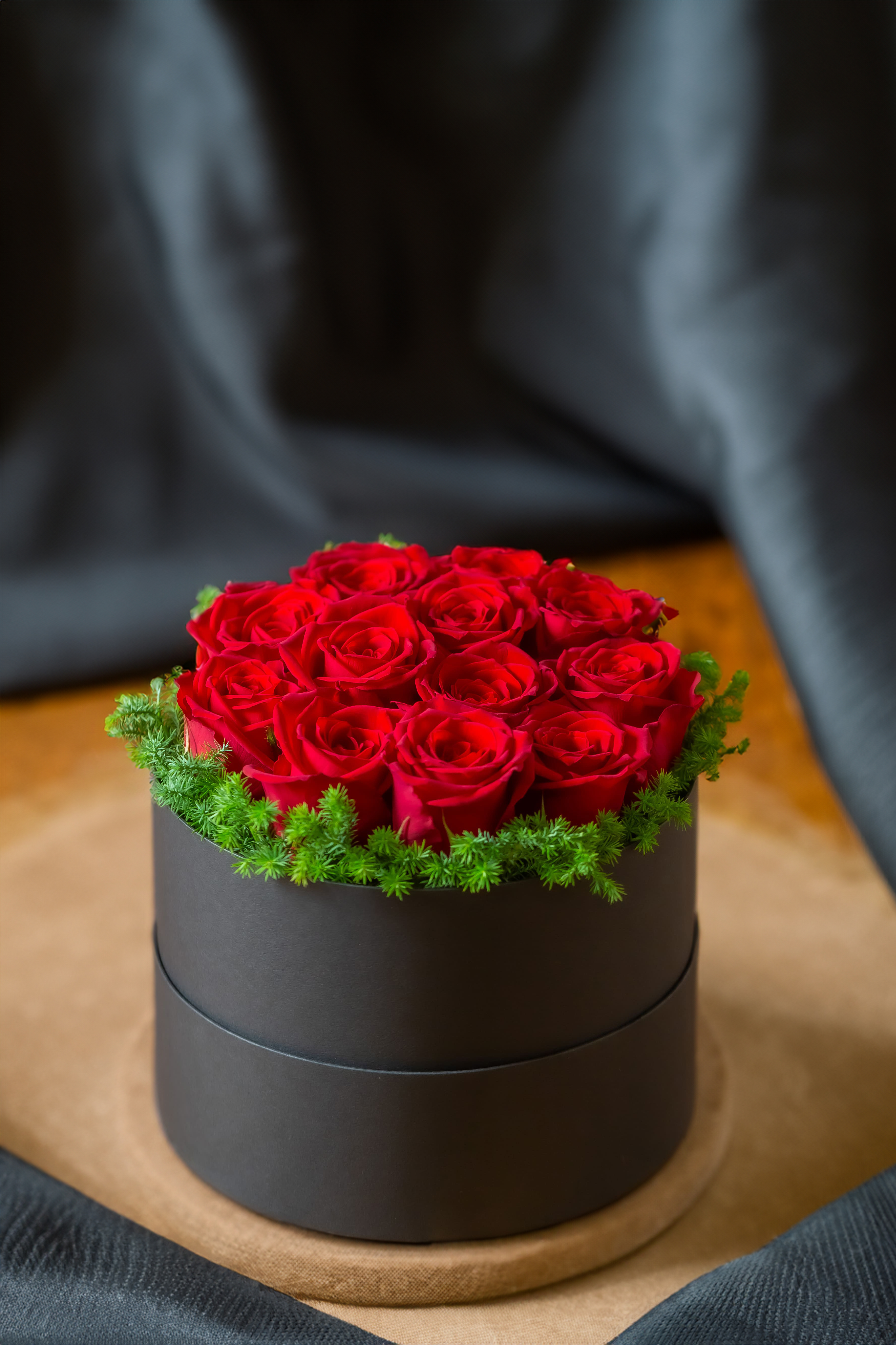 プレゼントにぴったり】ローズアレンジメント（赤バラ12本）|HUG