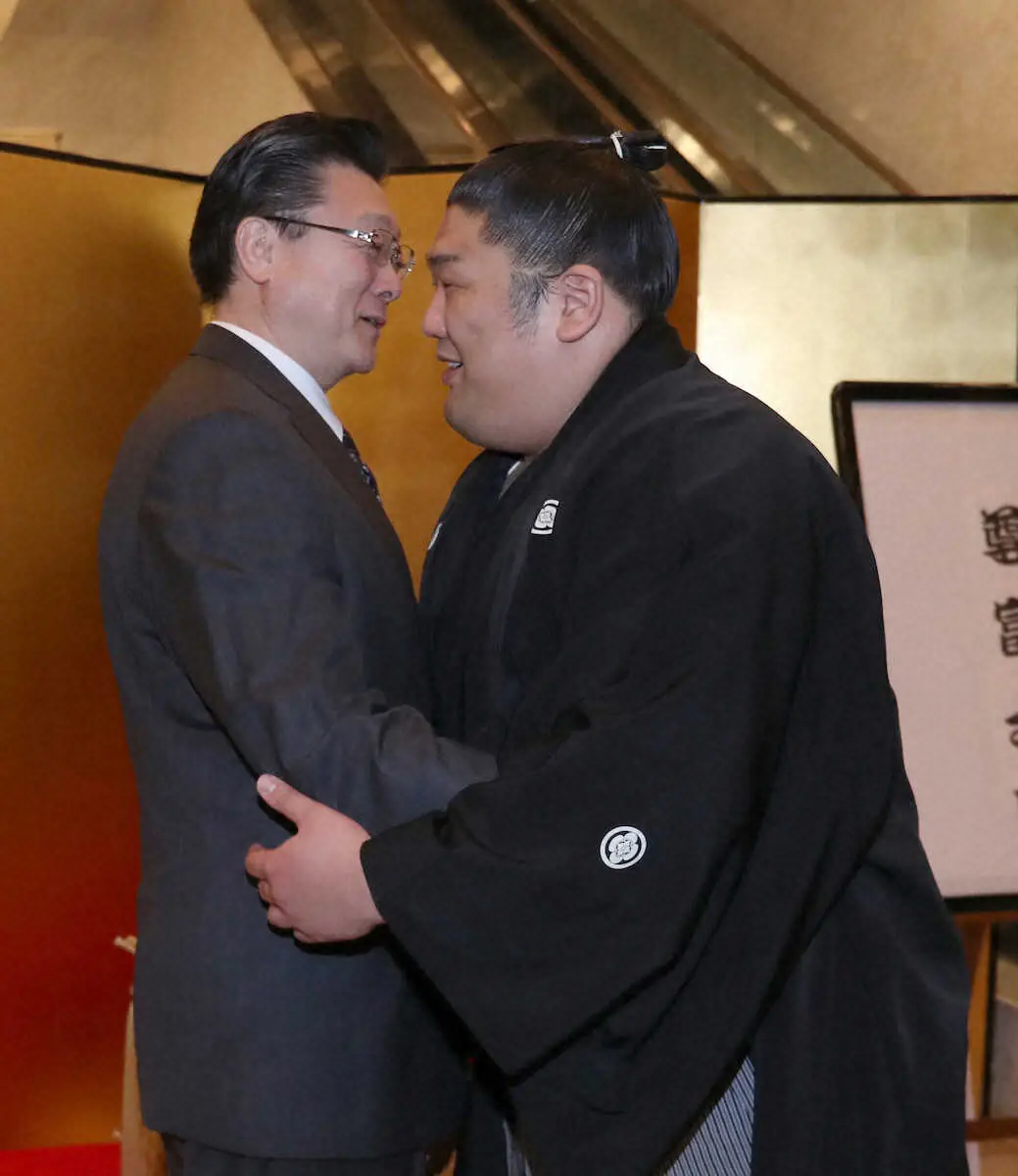 大相撲春場所千秋楽＞祝勝会が行われるホテルで伊勢ケ浜親方（左）から