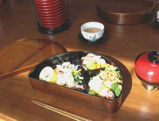 半月型弁当箱・梨子地は、弧を描く曲線が優しい印象の半月型弁当箱