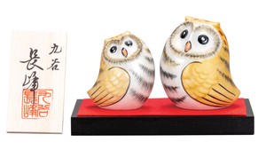 日本の伝統工芸品【九谷焼】 2.5号ペアふくろう 白 台・敷物・立札付