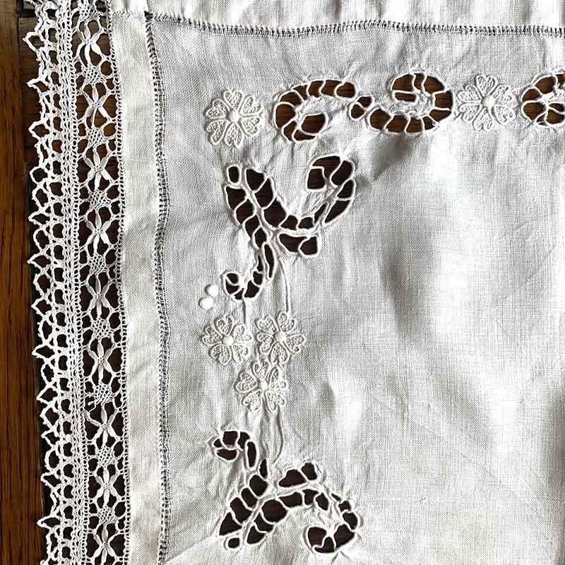 棚飾り用クロス リネン敷物 刺繍 レースの縁取り - soracoya（空小屋）