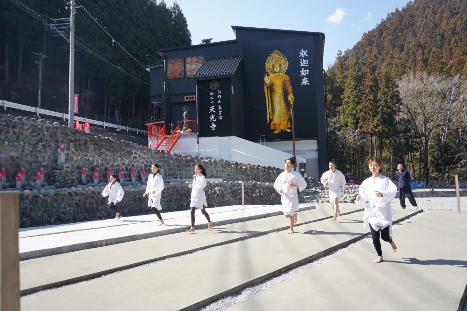 国内最大級！黄金の巨大仏像壁画完成「釈迦如来と金剛界曼荼羅・胎蔵界