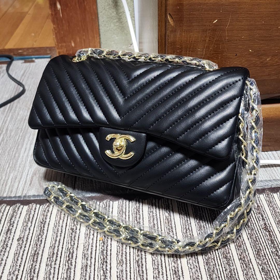 CHANEL　ショルダーバッグ　Vステッチ　ノベルティ CHANEL シャネル Vステッチ ショルダーバッグ レザー ブラック
