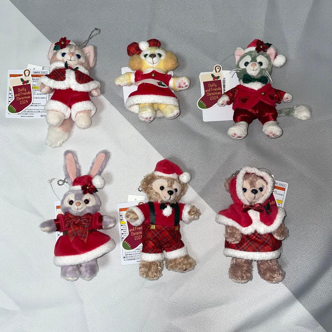 ぬいぐるみバッジ　2024クリスマス　ディズニーシー クリスマスの仕様の衣装を着たダッフィー＆フレンズ！東京ディズニー