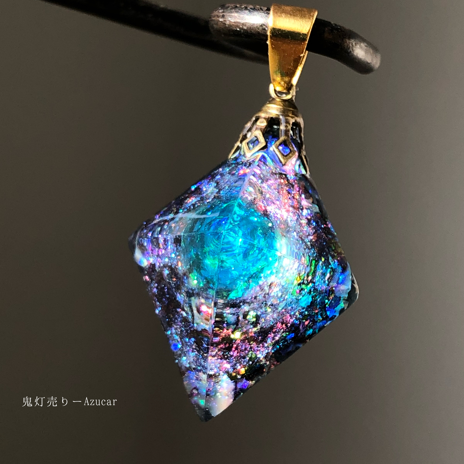 再販】エメラルドの光を集めて。 蓄光 オルゴナイト 宇宙レジン 八面体