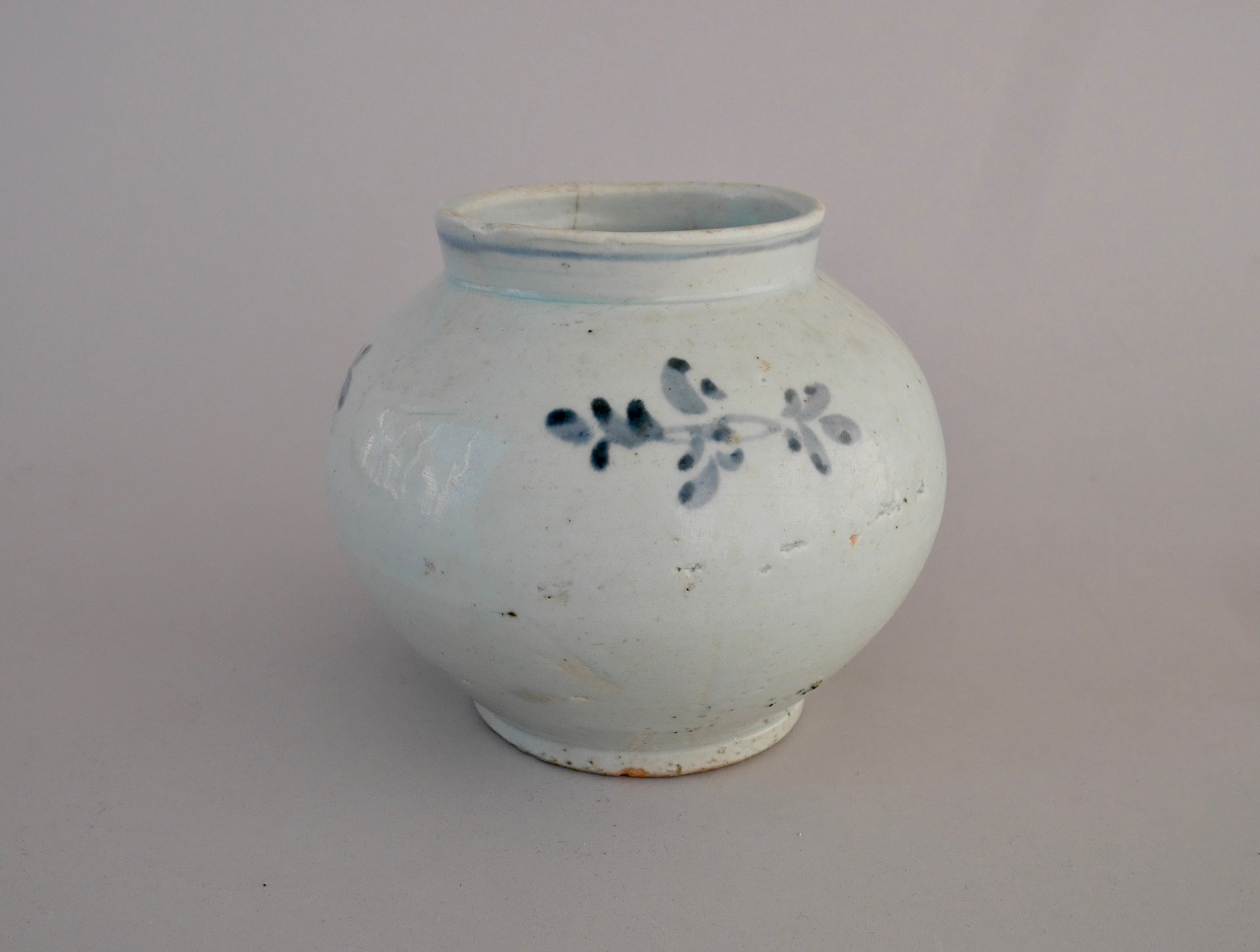 朝鮮美術 陶磁器 | 李朝白磁染付花文丸壺 李朝後期 19世紀 | gallery陽