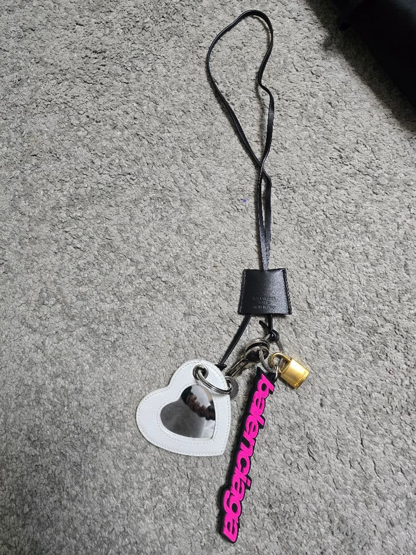 本日限定価格！バレンシアガ ハート型ミラー キーチャーム
