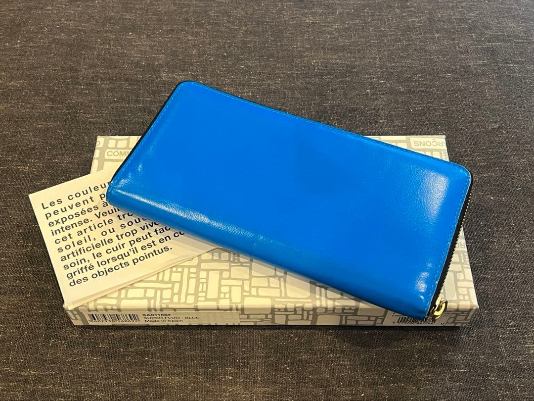 美品 COMME des GARCONS ネオン ブルー ジップ ウォレット
