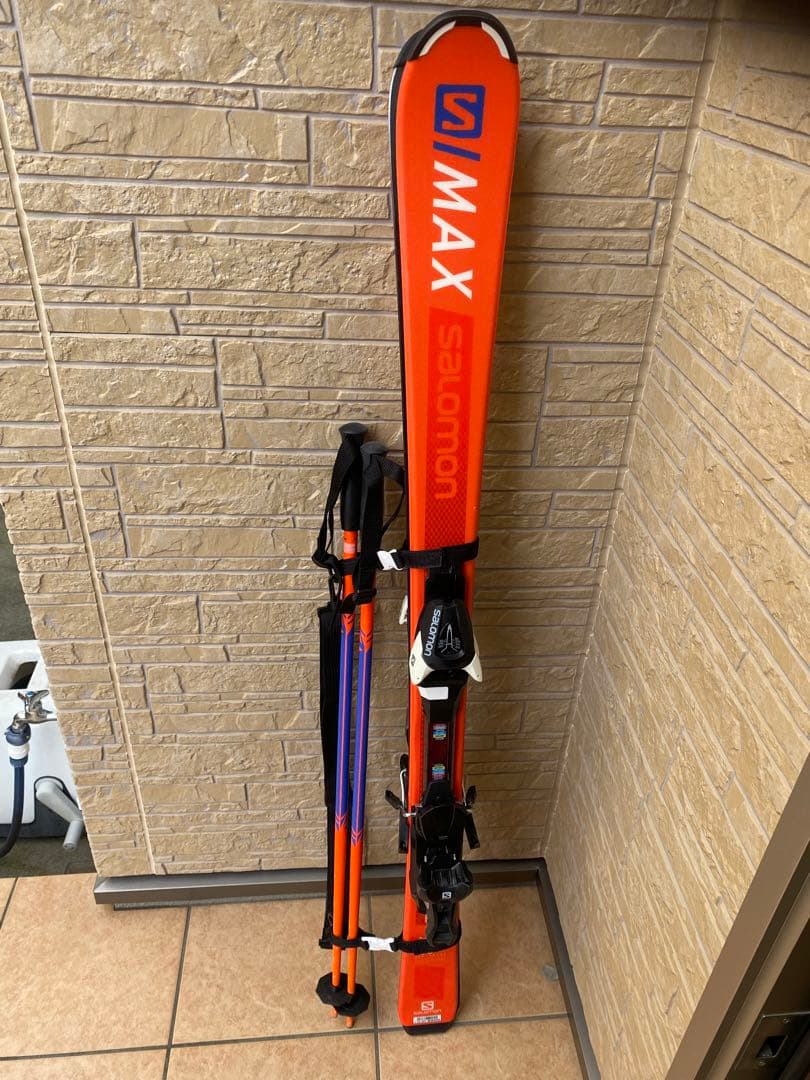 スキー学習に、Salomonスキー板130とストック90セット　サロモンジュニア