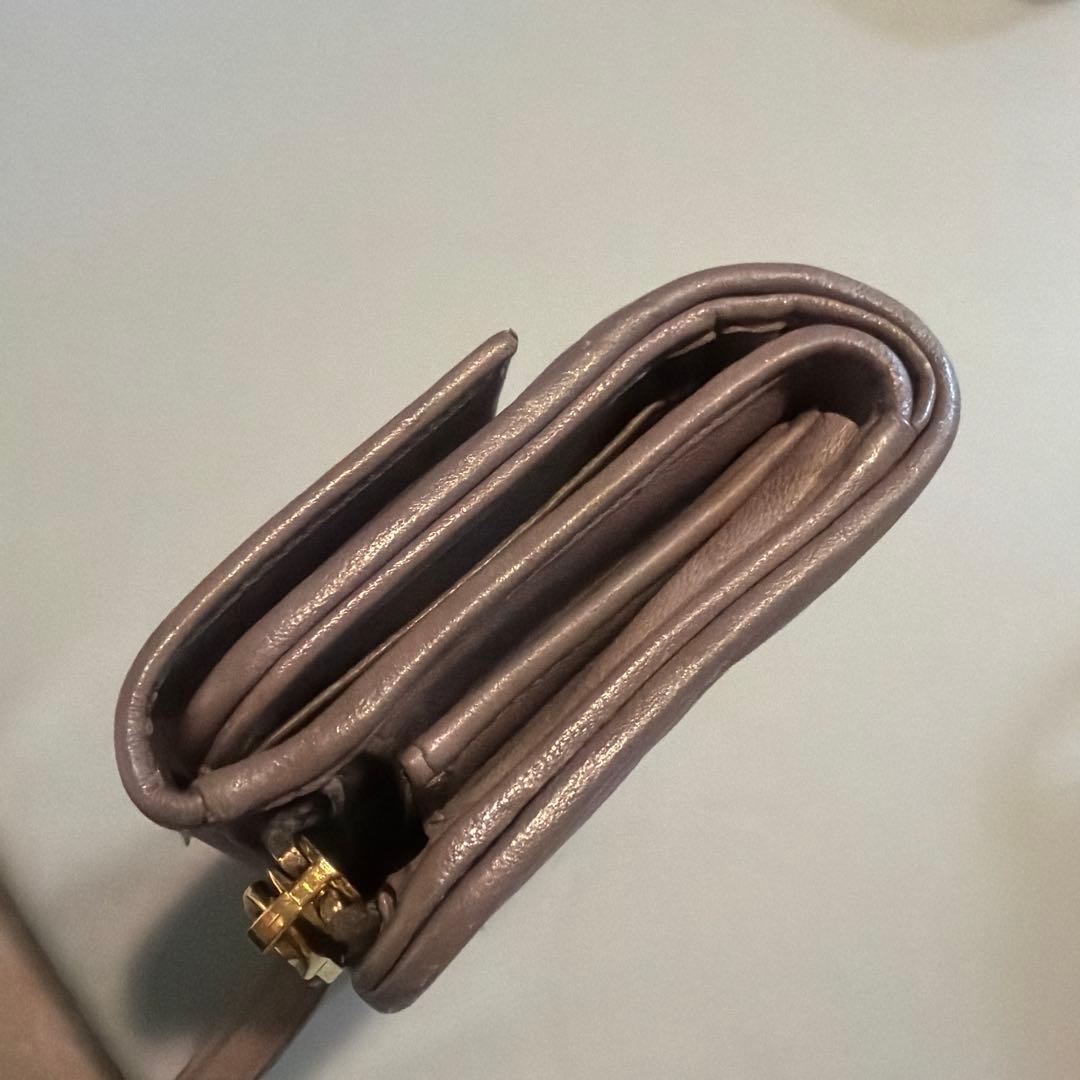 M*u様 オークションミュウミュウ 折り財布 マテラッセ レザー グレージュ