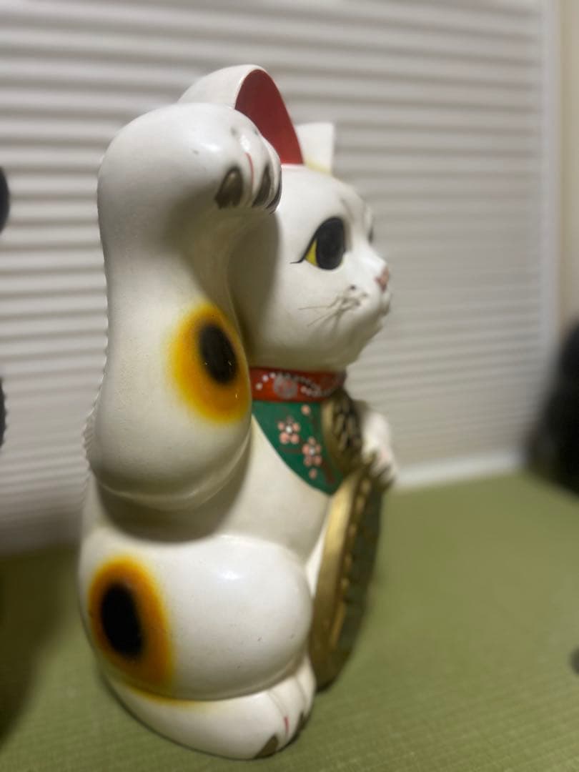 招き猫 黒と白の陶器 置物