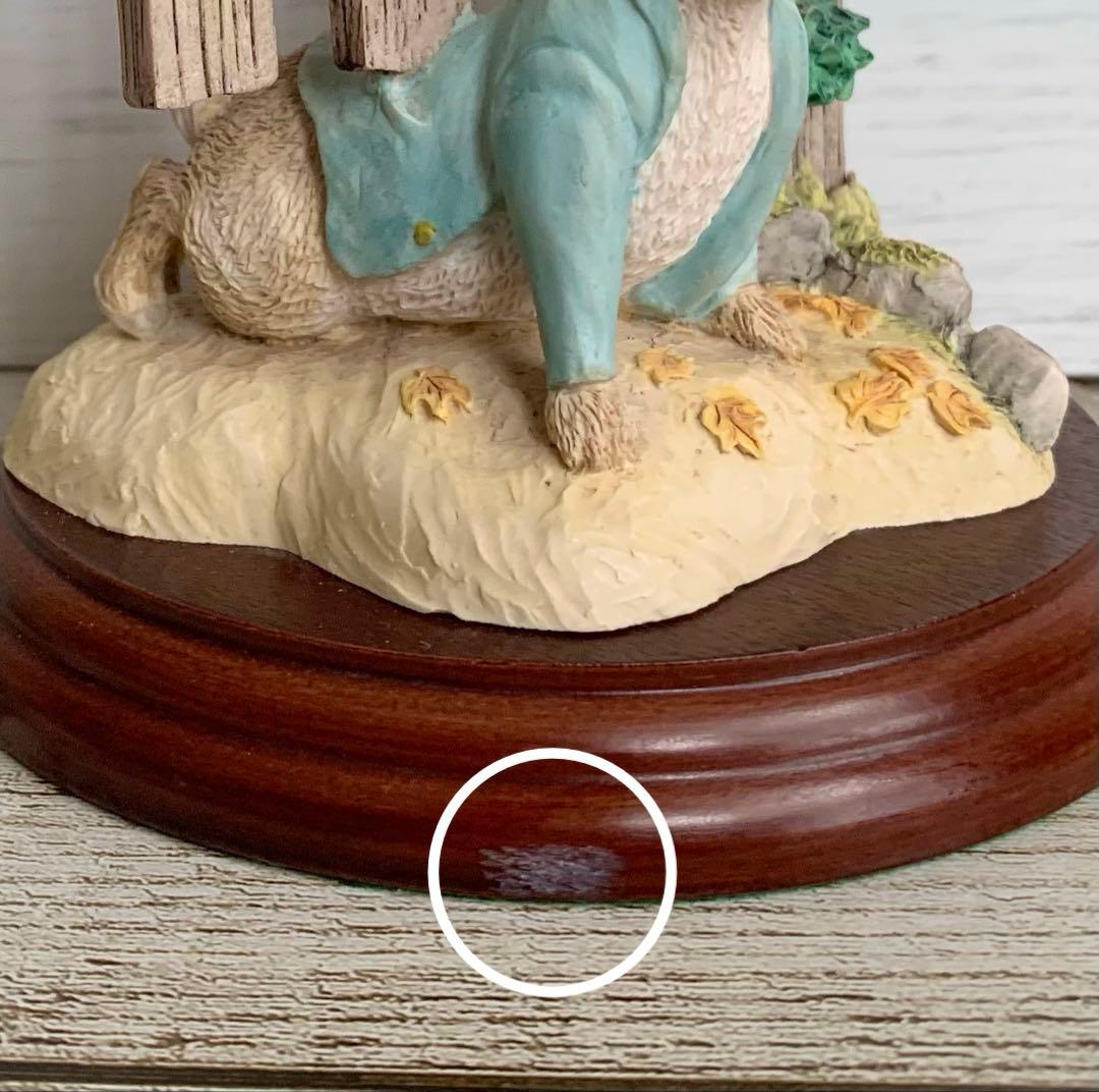 柵をくぐるピーター フィギュリン ピーターラビット 置物