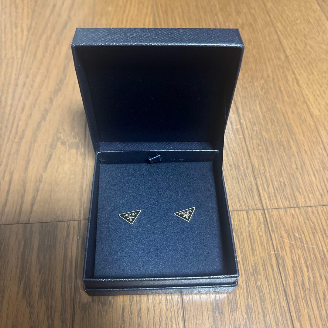 prada エナメルメタル ピアス