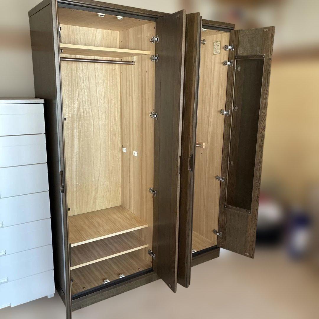 洋服ダンス　扉付き収納　ミラー付き