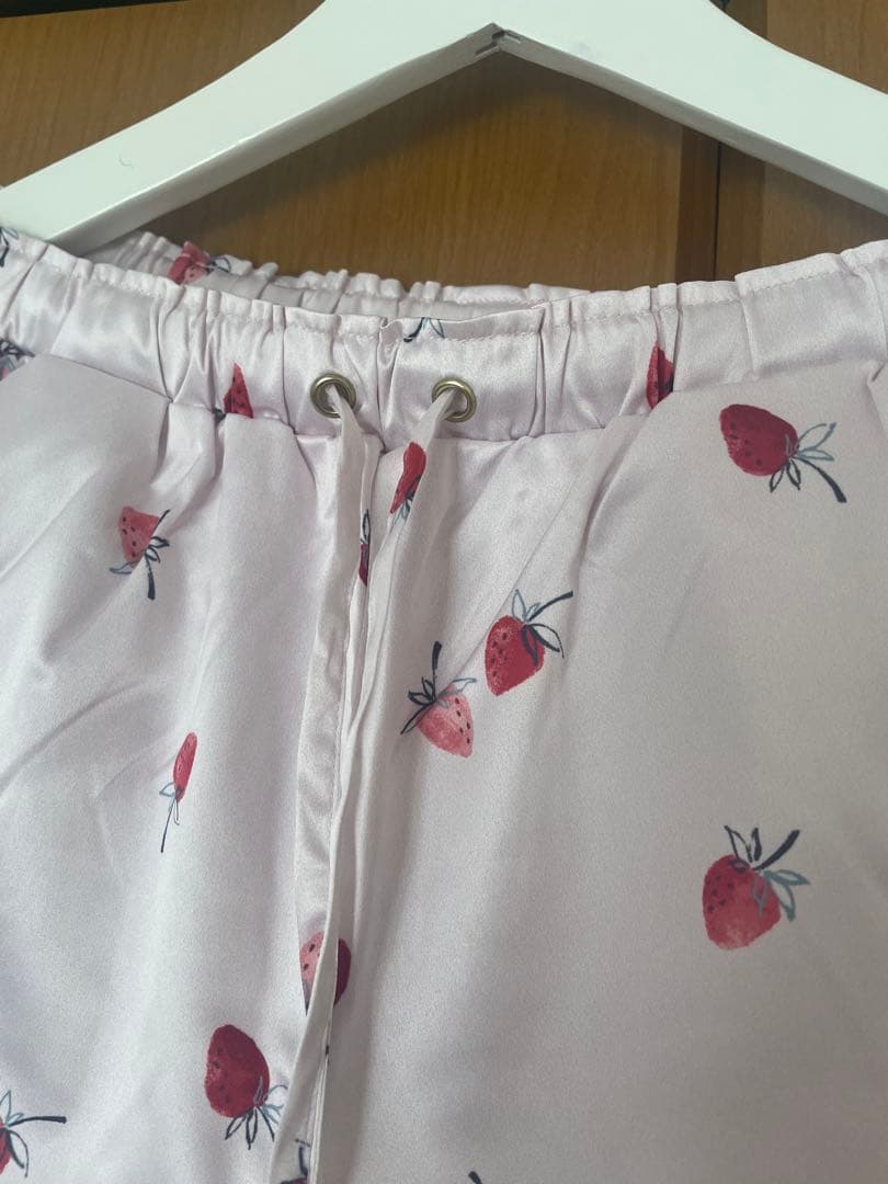 ジェラートピケ　ストロベリー柄サテン地パジャマ　上下セット【新品・未使用】