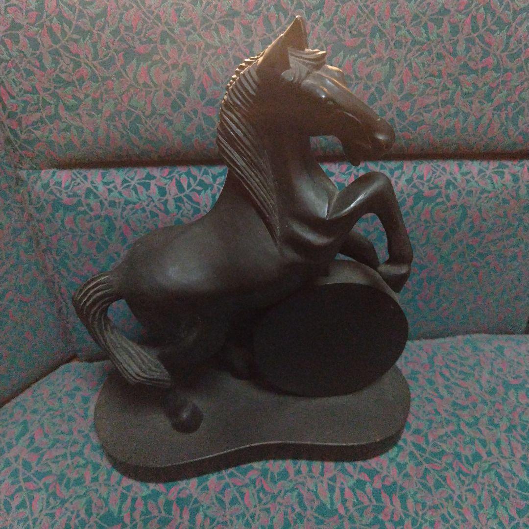 馬の置き物です２キロあるので金属製と思われます
