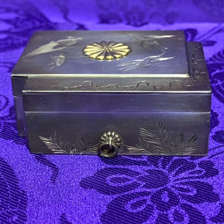 御下賜品　純銀重ね箱型　ボンボニエール　菊紋　鶴亀　皇室
