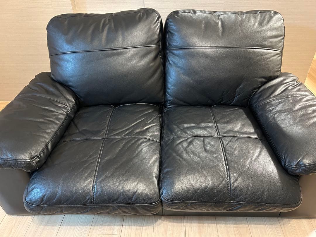 黒のレザー2人掛けソファ