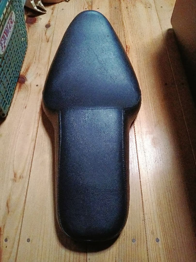 ラ*ー様 ハーレースポーツスターxl1200美品 バイクシート 黒 スリムデザイ