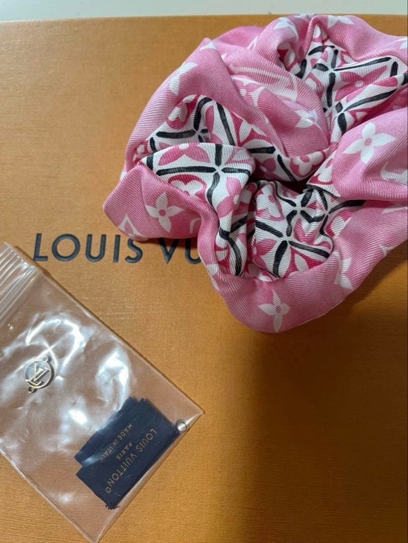 ルイヴィトン　シュシュ　即決前にご連絡を早い者勝ち