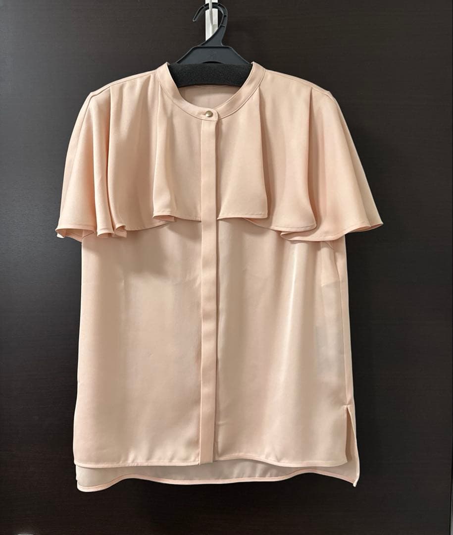 【新品】ANAYI ストレッチサテンケープブラウス38 M コーラル