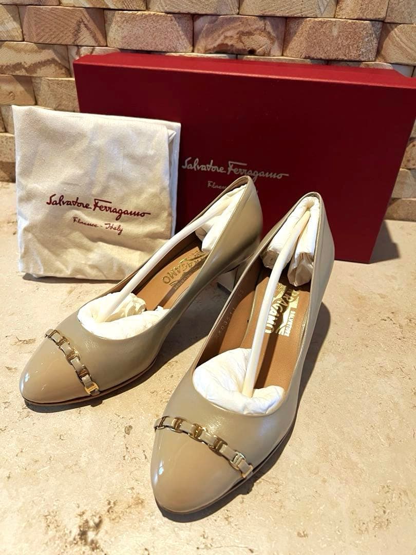 Salvatore Ferragamo カーフ、パテントパンプス