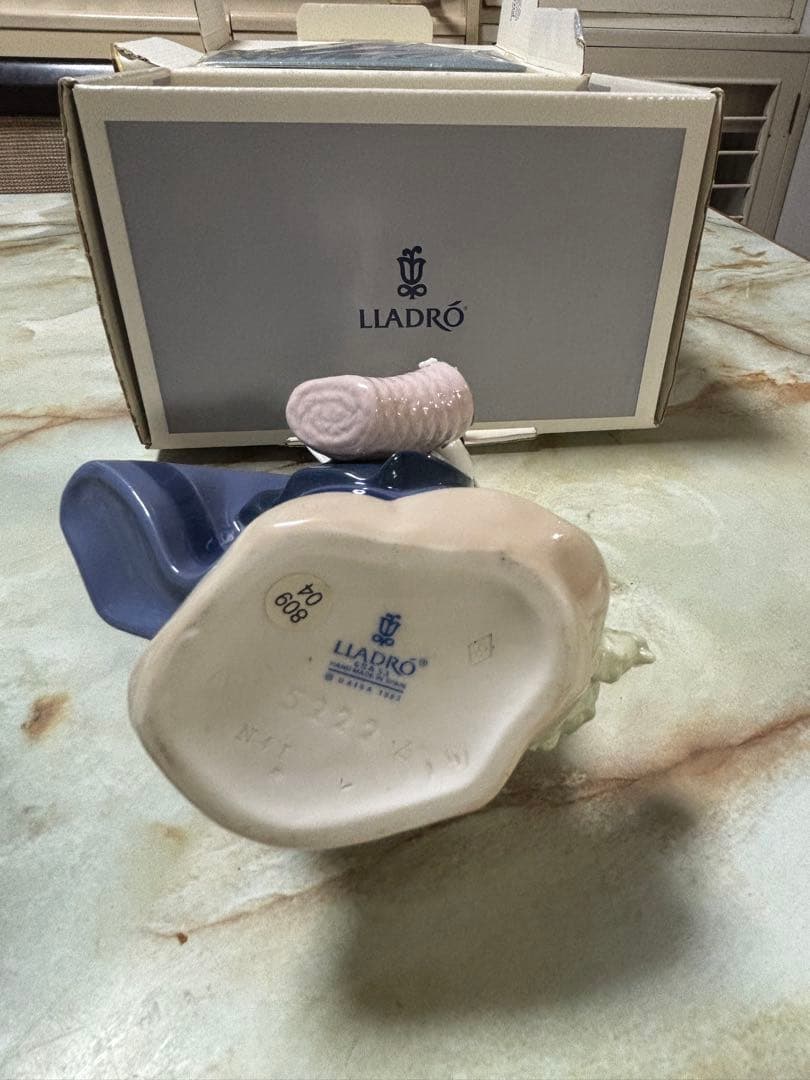 LLADRÓ 少女の花フィギュア 010.05222