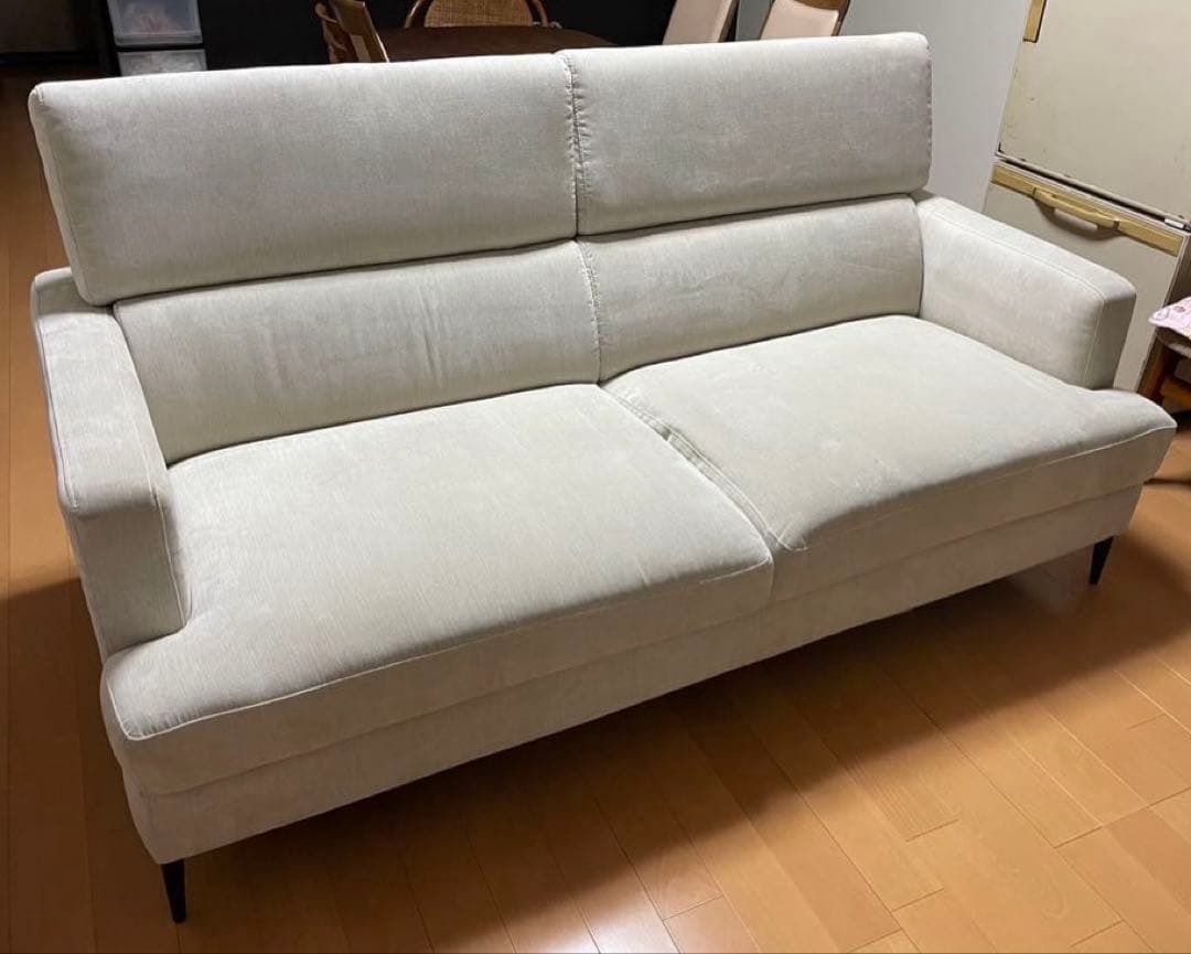 クリーム色モダンソファ　三人掛け サザーラGY