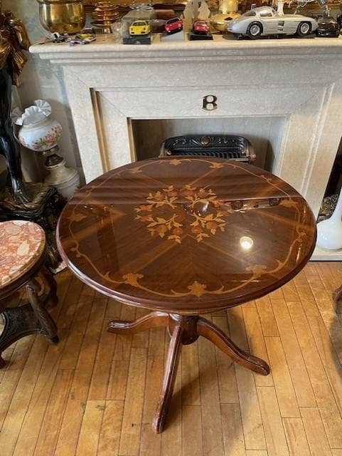 花柄インレイの木製円形テーブル