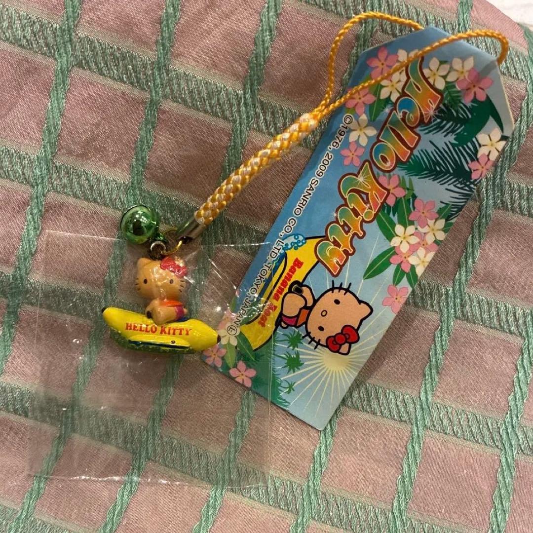 ハローキティ　夏の海 バナナボート　根付けストラップ　日焼け　ビキニ