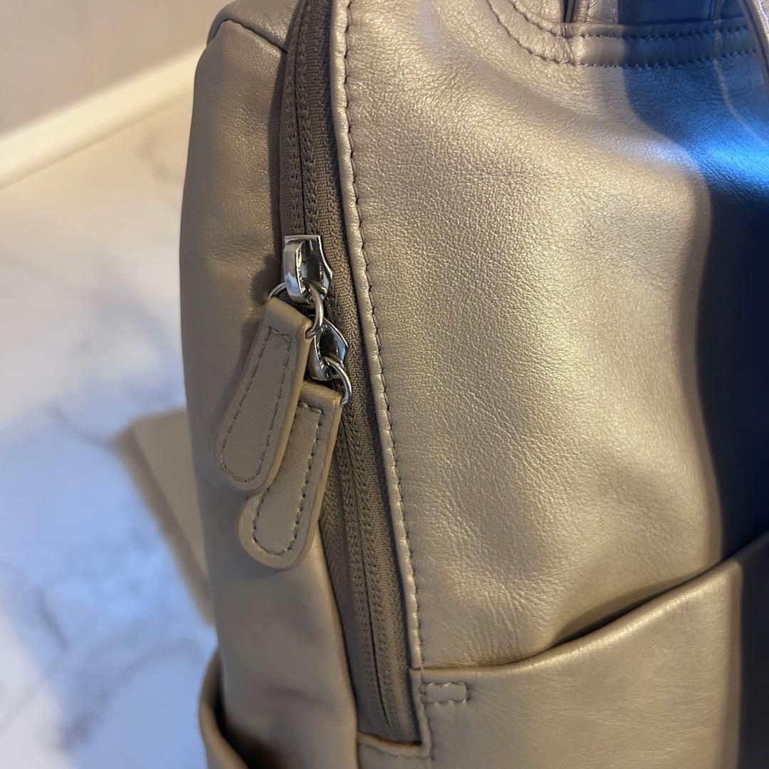 イアパピヨネ　レザー　スタンドリュック２