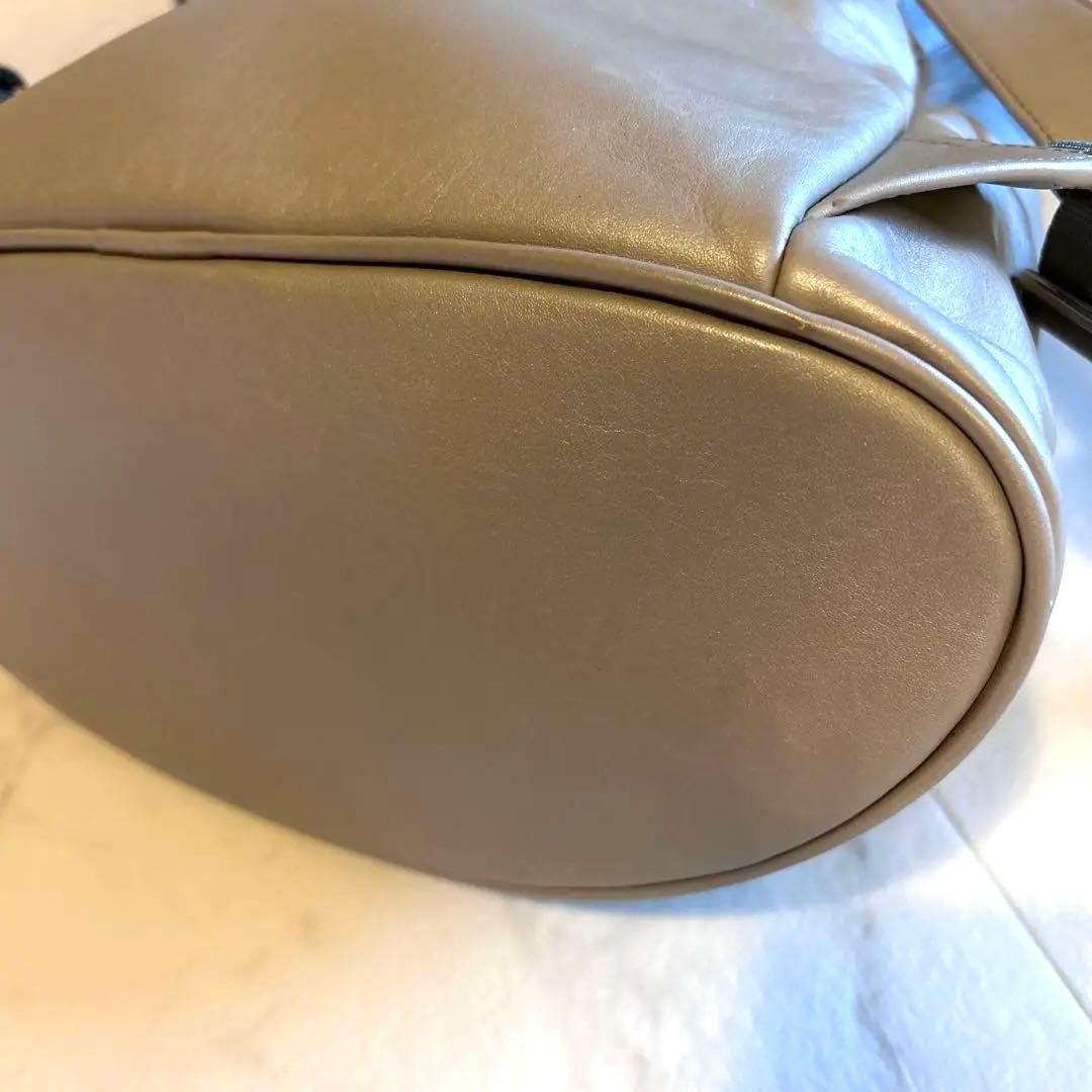 イアパピヨネ　レザー　スタンドリュック２