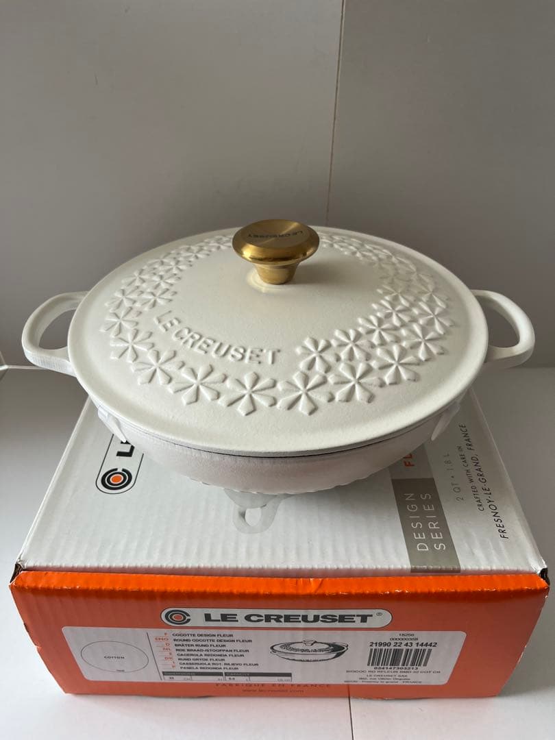 ルクルーゼ　シグニチャー　マルミット　フラワーレリーフ 22cm コットン　②