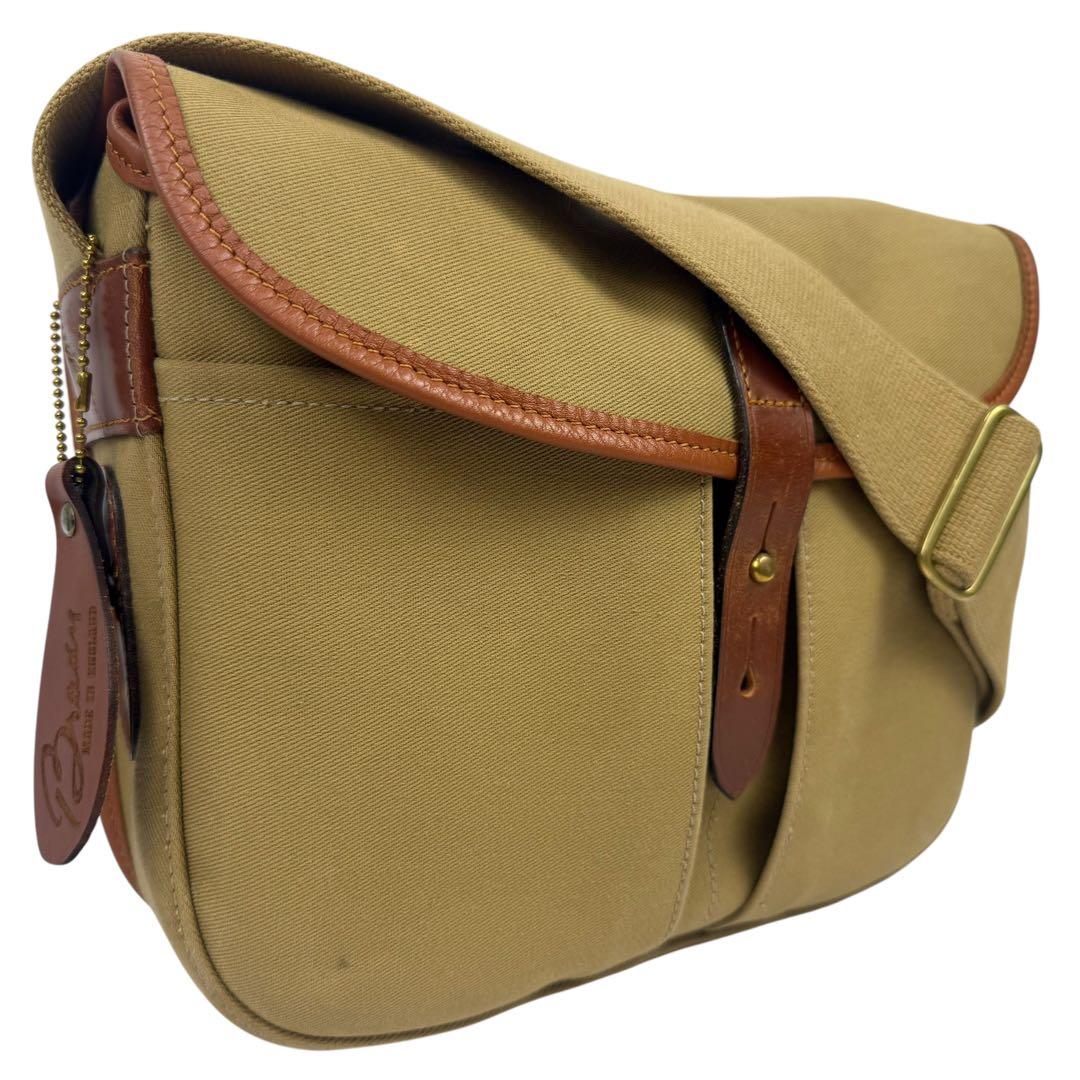 BRADY STOUR ブレディ ショルダーバッグ 斜めがけ チャーム付 カーキ