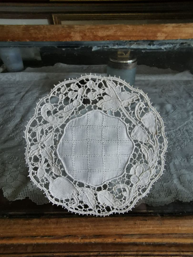 アンティーク ポワンドヴェニス ブラーノレース 薔薇と果物のニードル編みドイリー