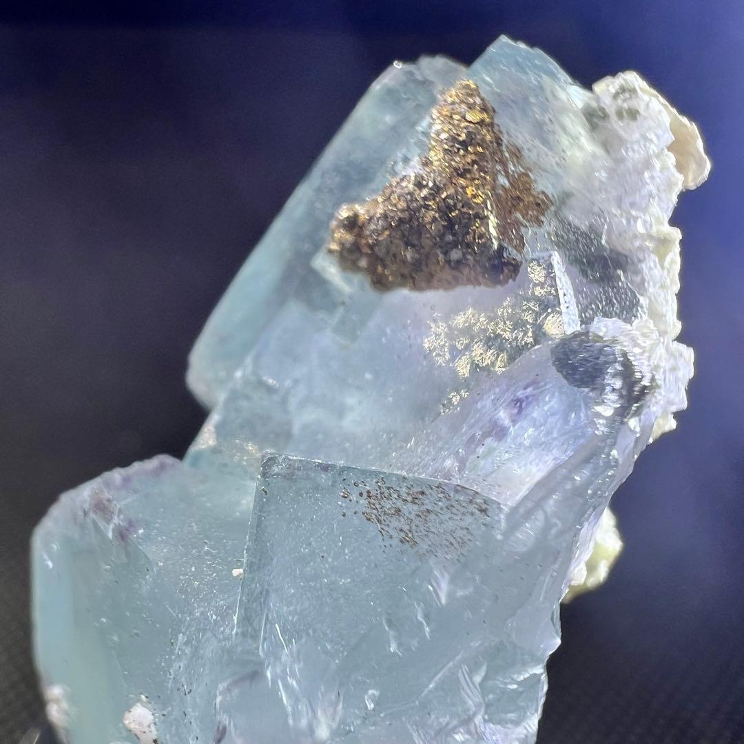 ヤオガンシャン産　パイライト、ドロマイト共生ライトブルーフローライト